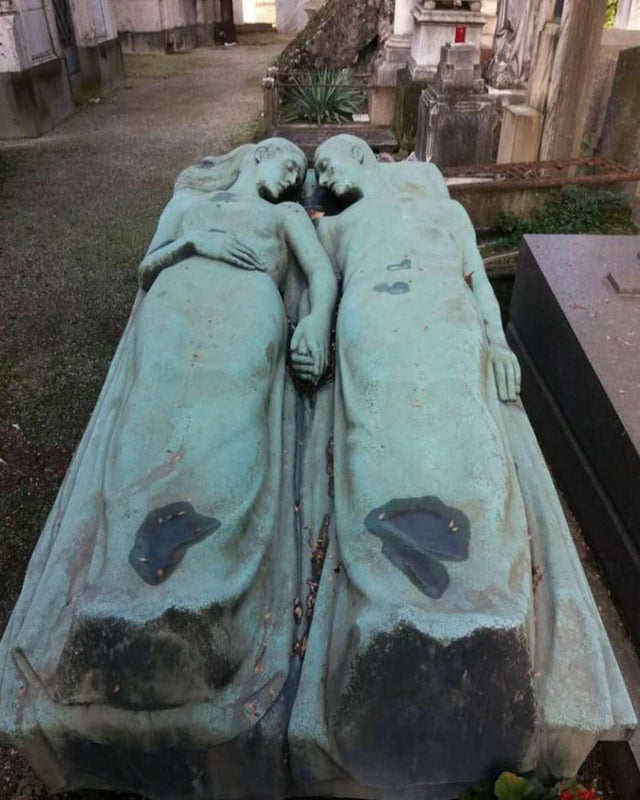 Sixteen Fascinating Photos of Unusual Things - The Lover's Grave