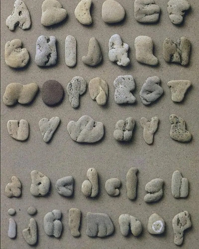 20 impresionantes colecciones que nunca imaginarías que existen - Piedras con forma de letras